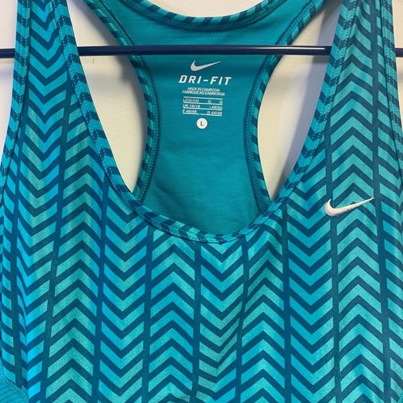 Nike workout tank with build in bra blue - Picture 2 of 4